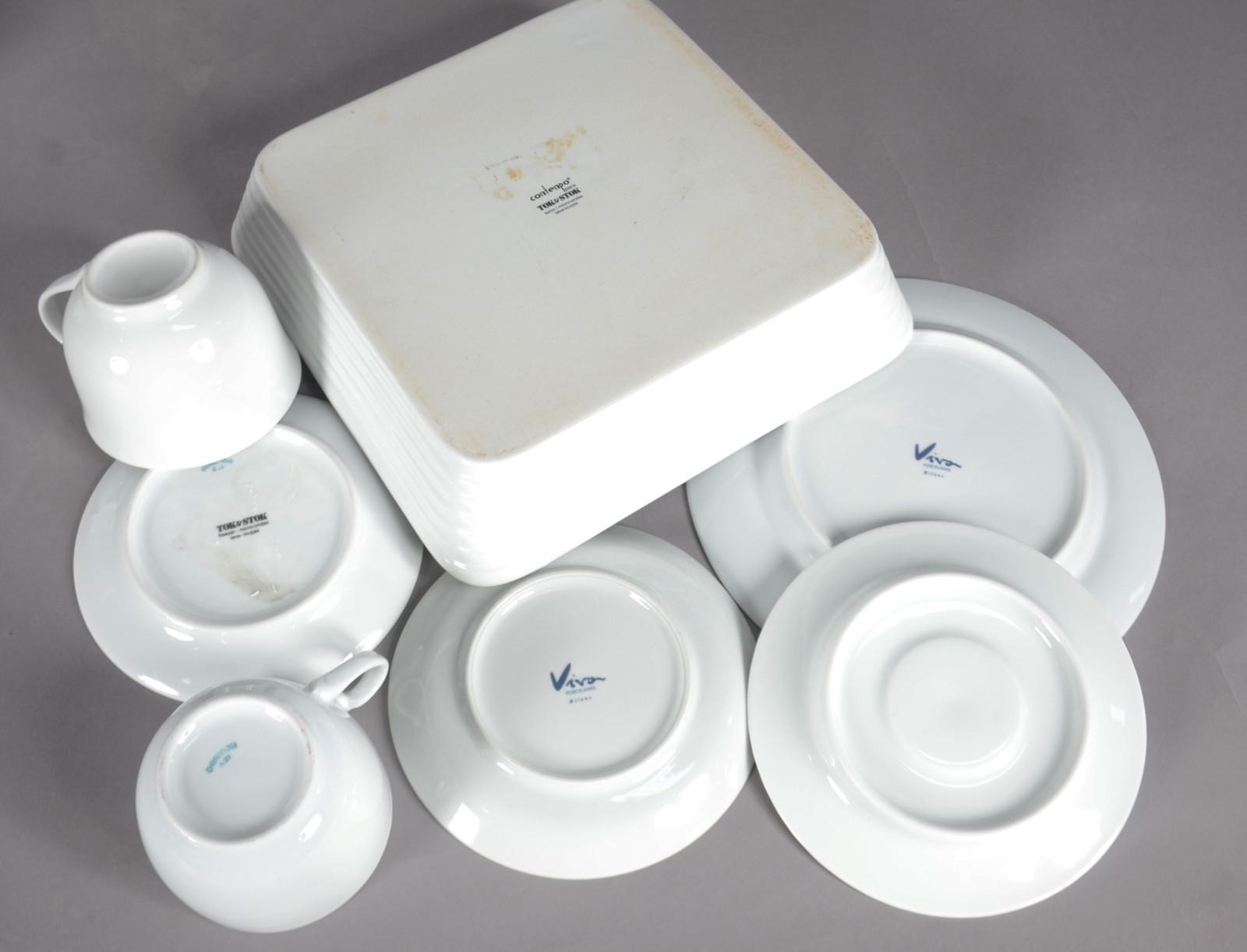 Diversas peças de porcelana branca, sendo: 8 xícaras com pires; 7... - foto 6 de 9