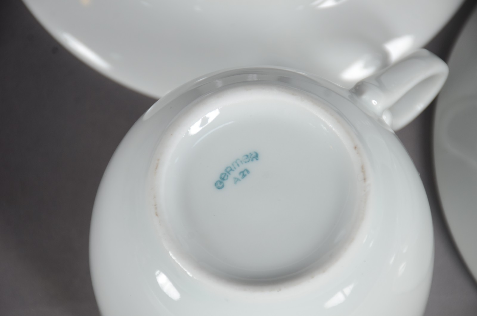 Diversas peças de porcelana branca, sendo: 8 xícaras com pires; 7... - foto 7 de 9