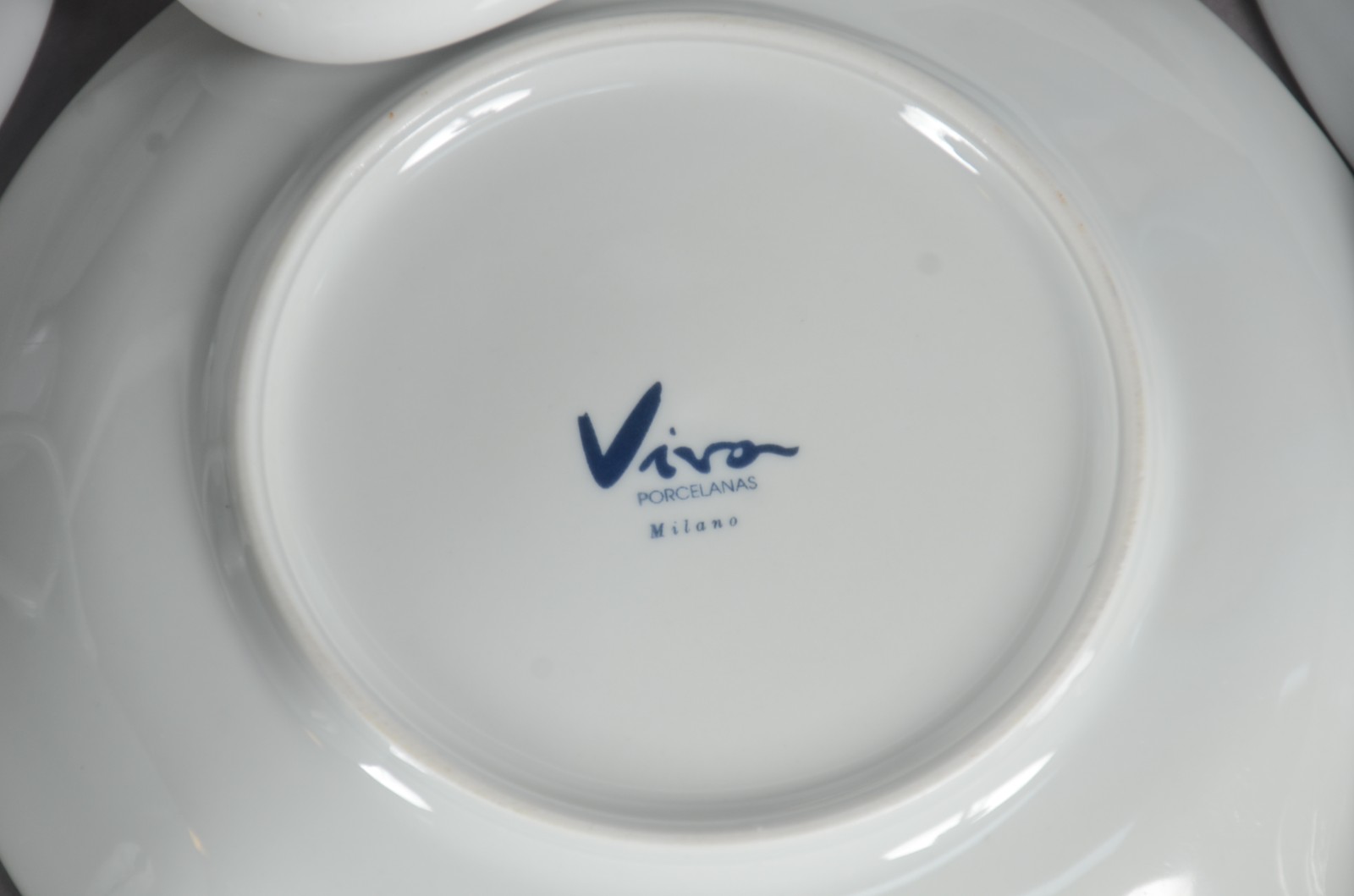 Diversas peças de porcelana branca, sendo: 8 xícaras com pires; 7... - foto 8 de 9