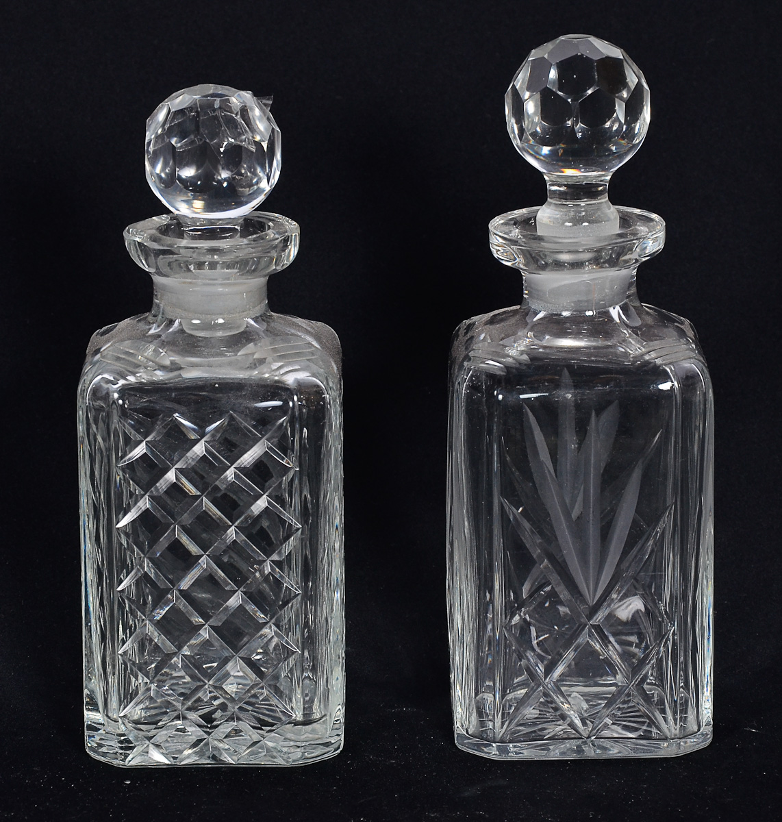 Duas garrafas de cristal europeu lapidado, alt. 23 e 25 cm.