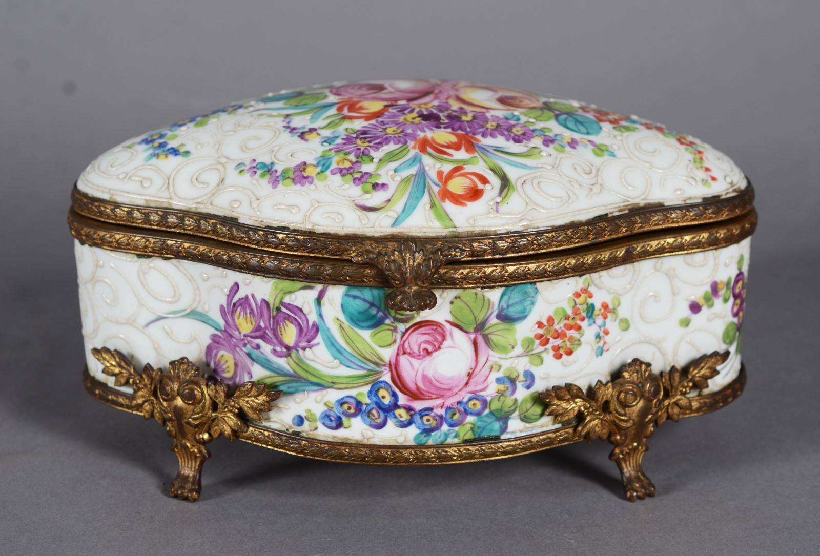 Porta jóias de porcelana francesa com flores em policromia pintadas á... - foto 2 de 8