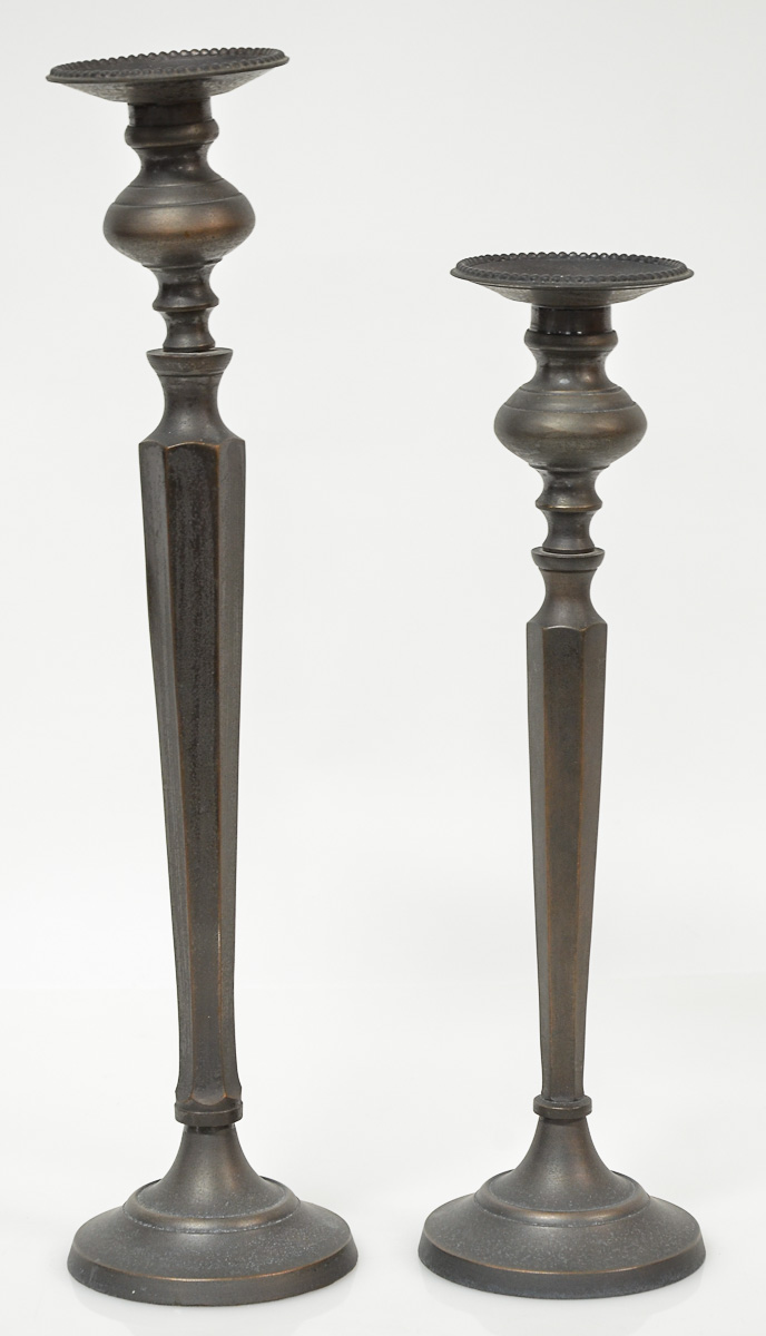 Par de castiçais modernos de metal, alt,45 e 37 cm.