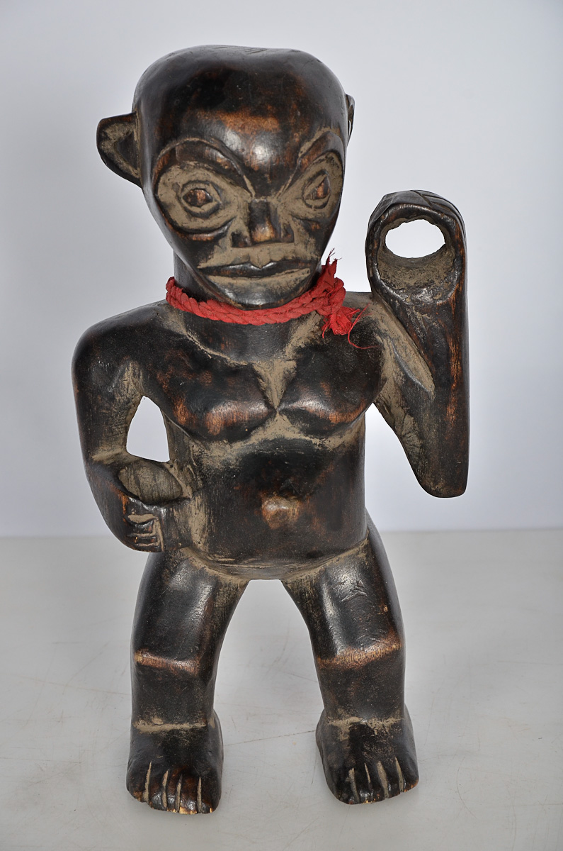Estatueta de madeira africana, alt.26 cm.