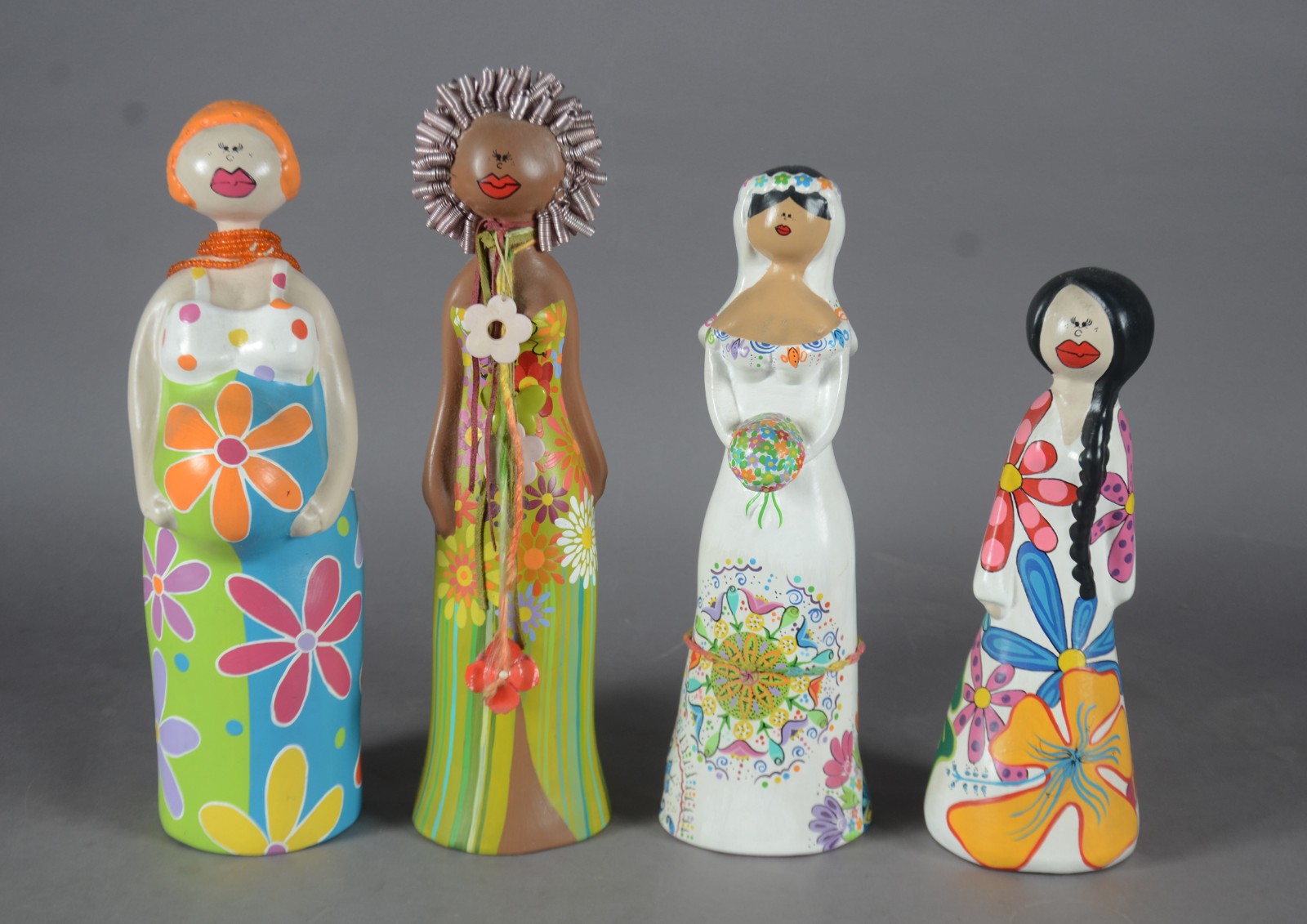 Arte Popular - Quatro bonecas de barro cozido policromadas. - foto 1 de 8