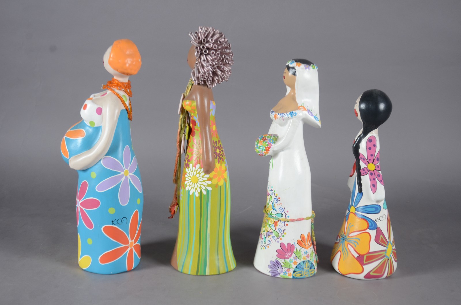 Arte Popular - Quatro bonecas de barro cozido policromadas. - foto 3 de 8