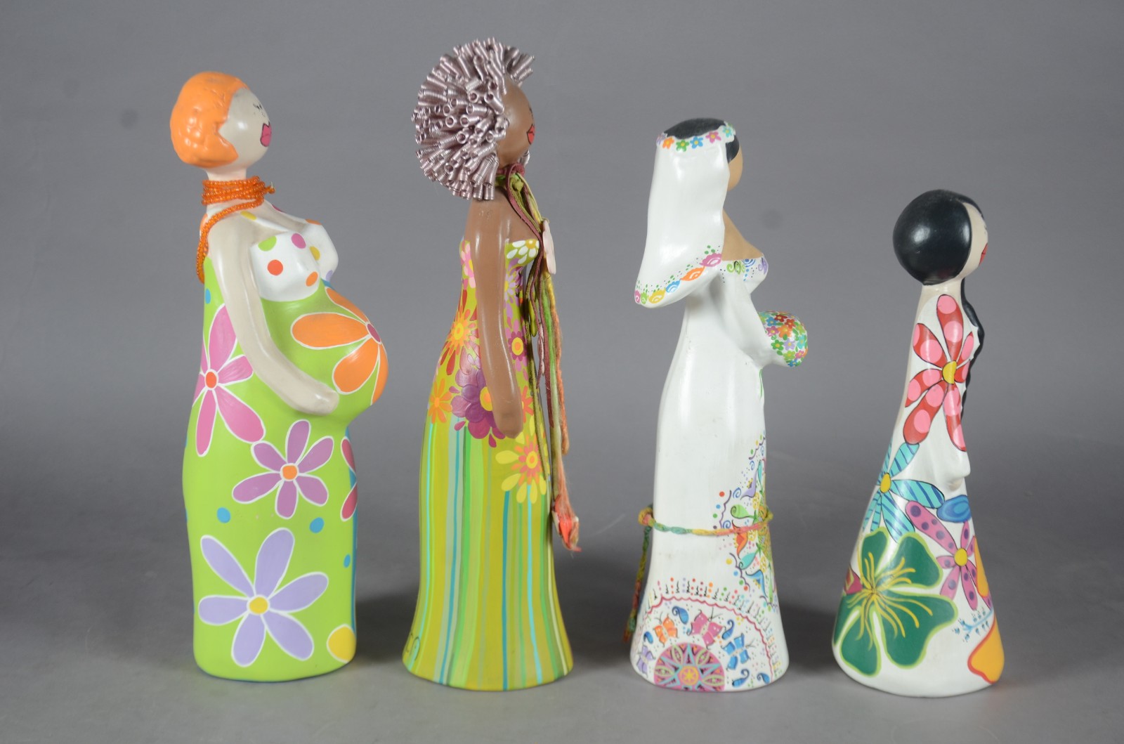 Arte Popular - Quatro bonecas de barro cozido policromadas. - foto 4 de 8