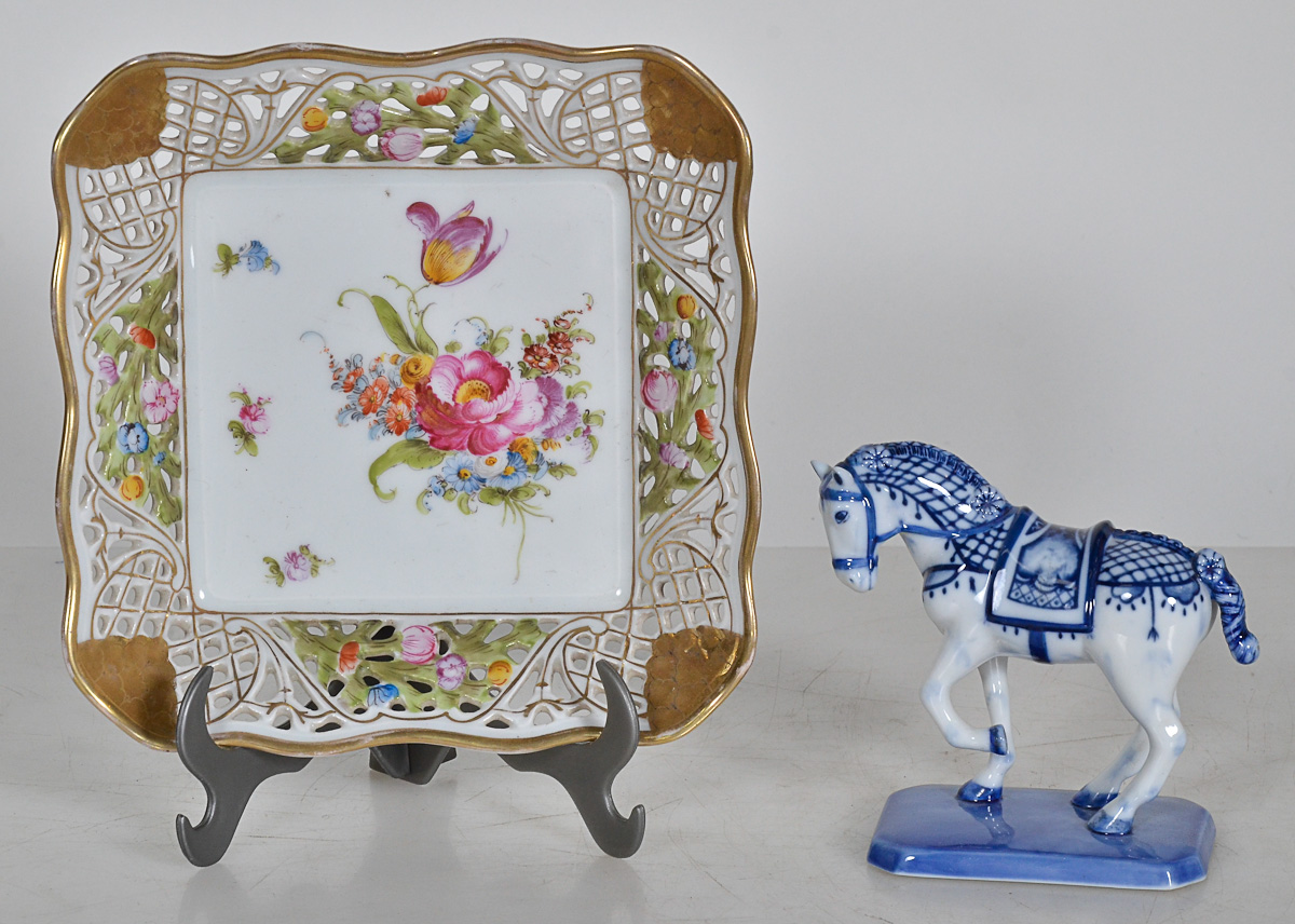 Duas peças, sendo: pequeno cavalo de porcelana de DELFT na cor azul e...