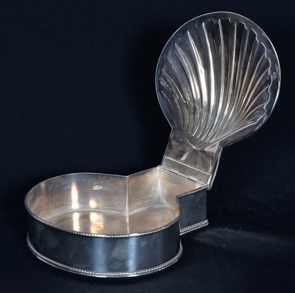 Caixa de metal ingles feitio concha, med.18 x 16 alt. 4 cm.