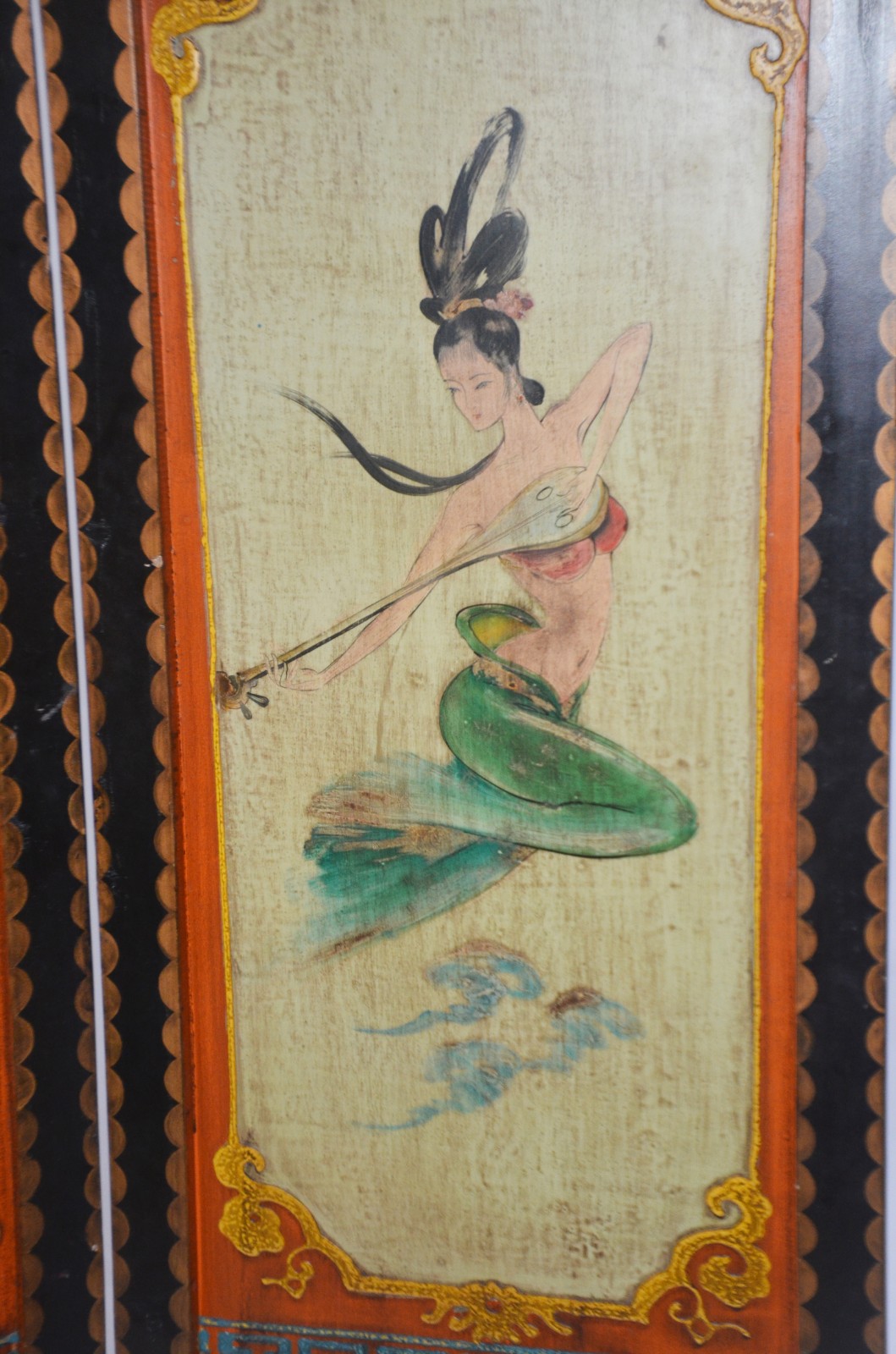 Biombo oriental com 3 folhas de madeira com lacca preta e policromia... - foto 7 de 10