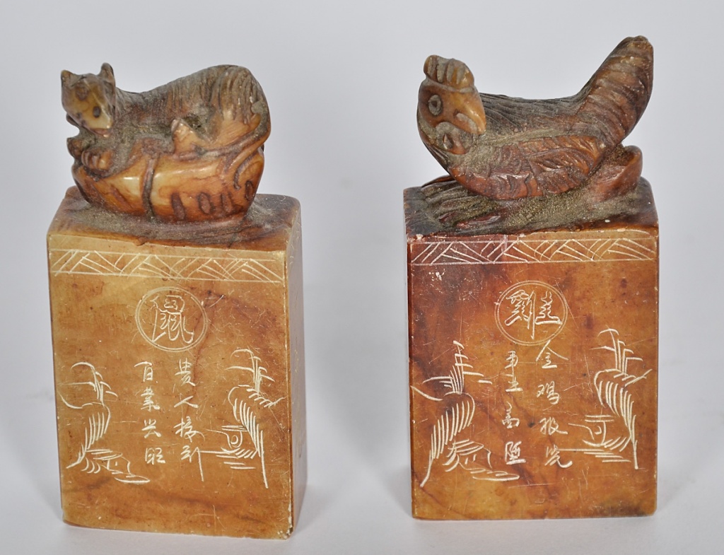 Dois selos de pedra dura chinesa, alt. 8 cm.
