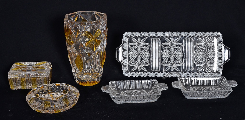 Quatro peças diversas de cristal, sendo vaso, cinzeiro, caixa com...