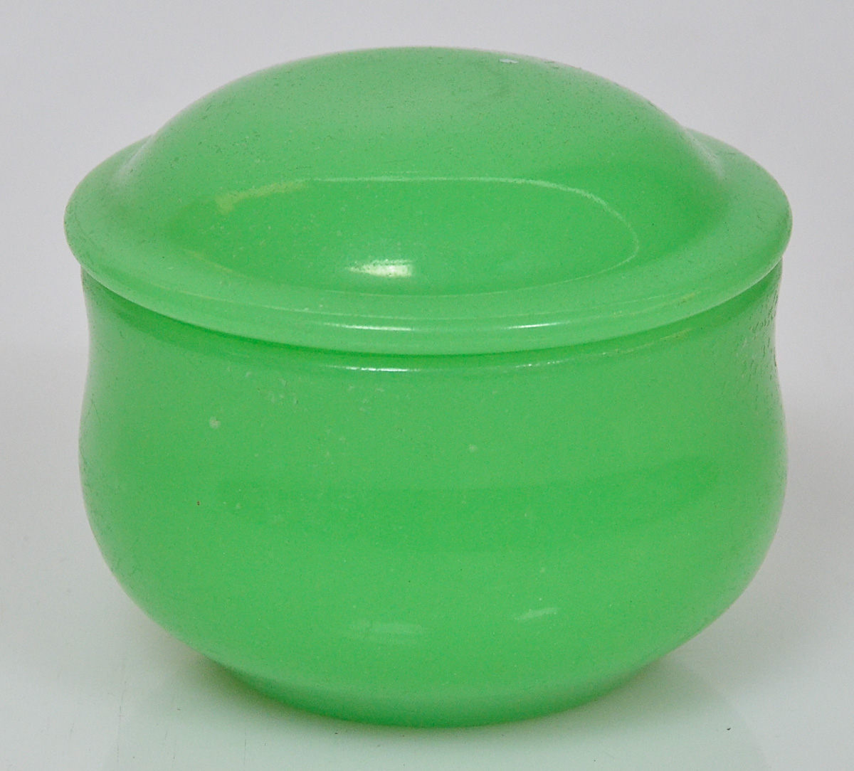 Pequena caixa de opalina verde, alt. 8 cm.