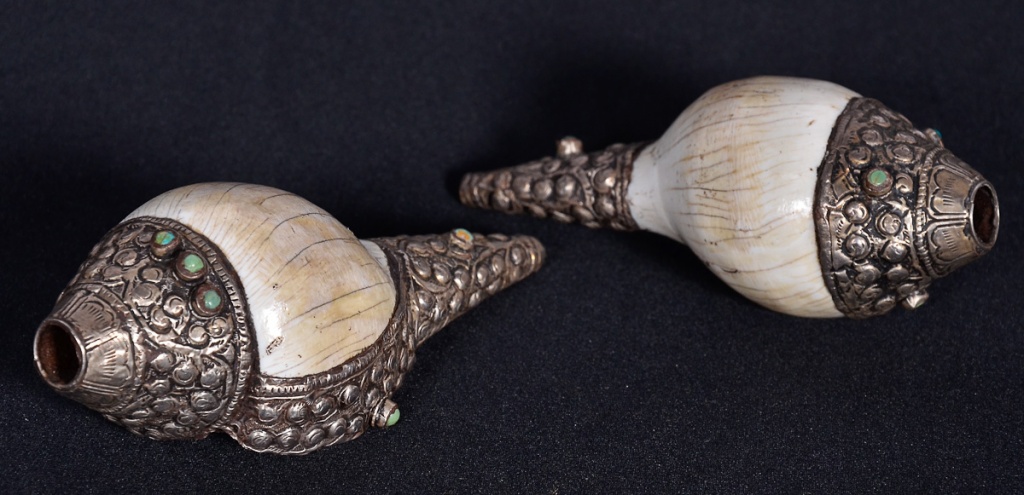Duas conchas tibetanas com prata e turquesas, compr.12 cm.