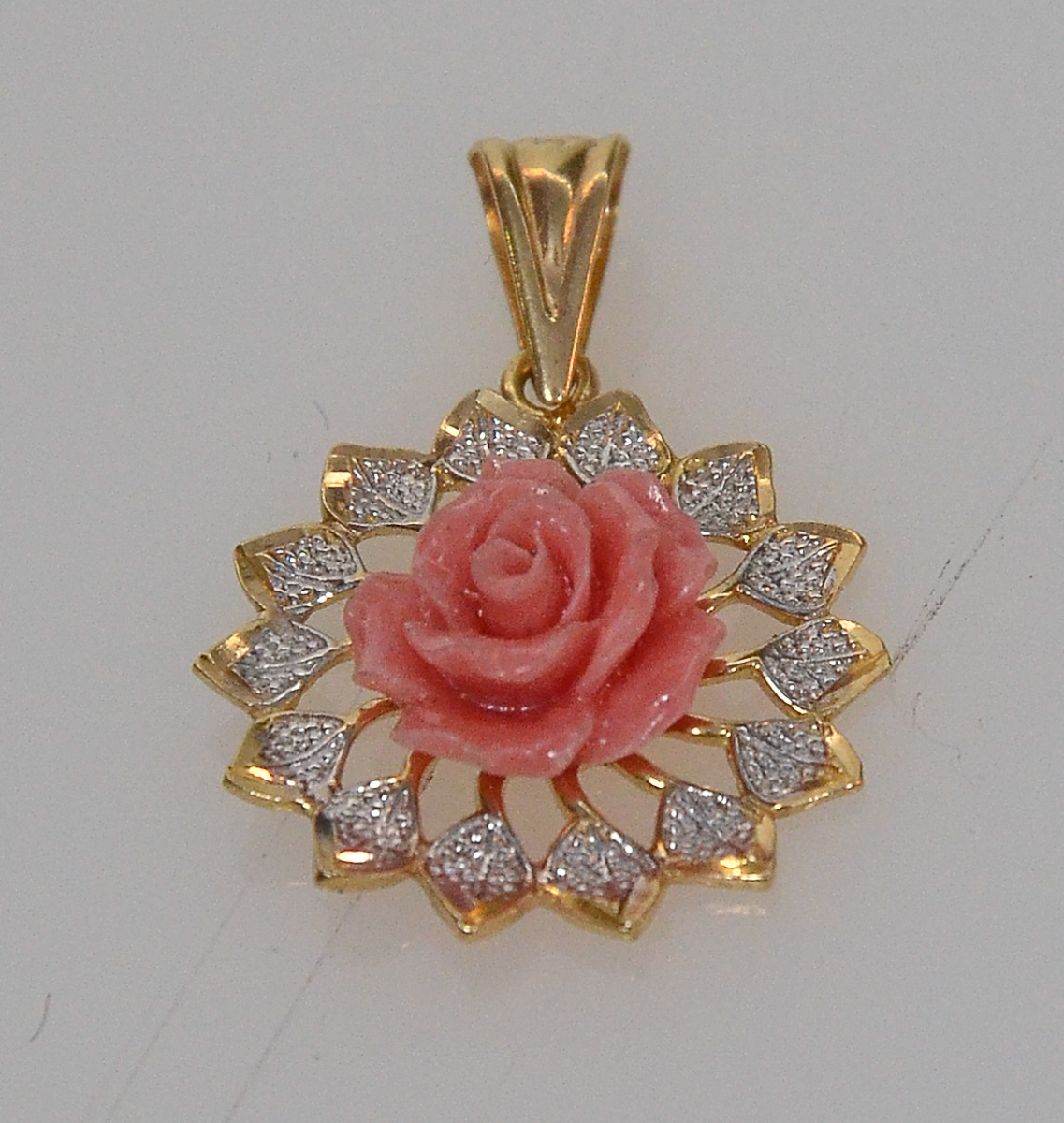 Pendente de ouro 18 k com coral em flor no centro, peso 2,1 g.