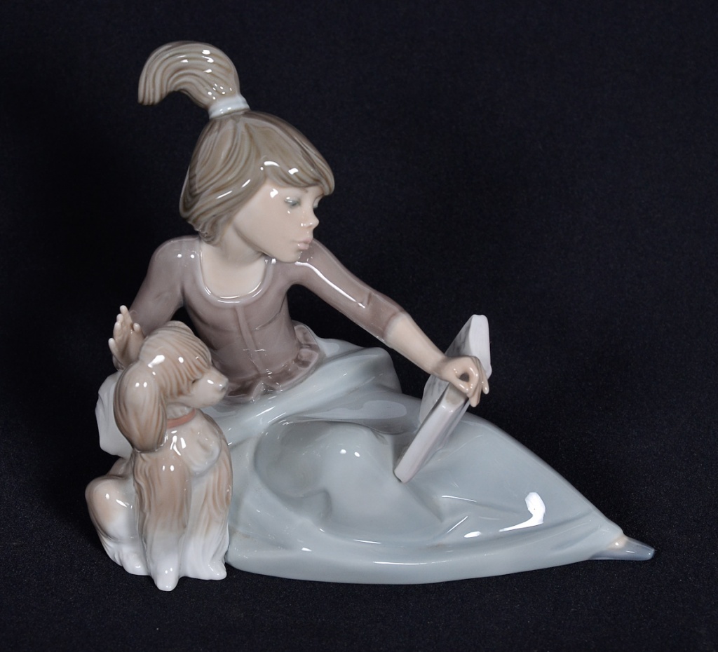 LLADRO - Estatueta de porcelana repres. menina com cachorro, alt.15...
