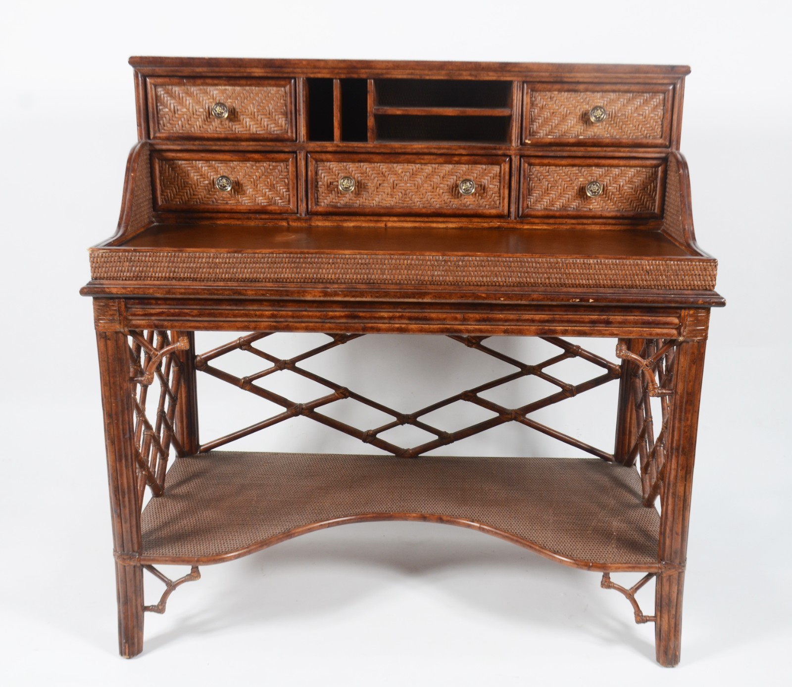Mesa escrivaninha de madeira com rattan, alçada com 5 gavetinhas e... - foto 2 de 8