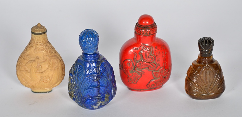 Coleção de quatro snuff-bottles em diversos materiais, lápis-lázuli...