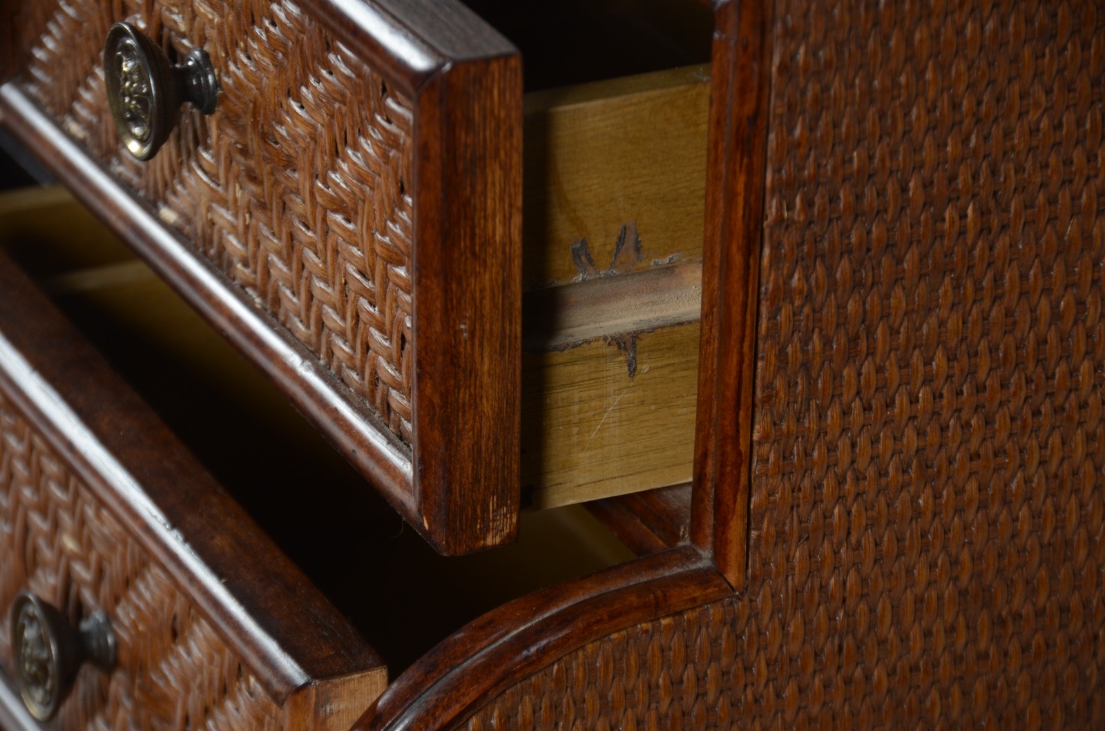 Mesa escrivaninha de madeira com rattan, alçada com 5 gavetinhas e... - foto 3 de 8