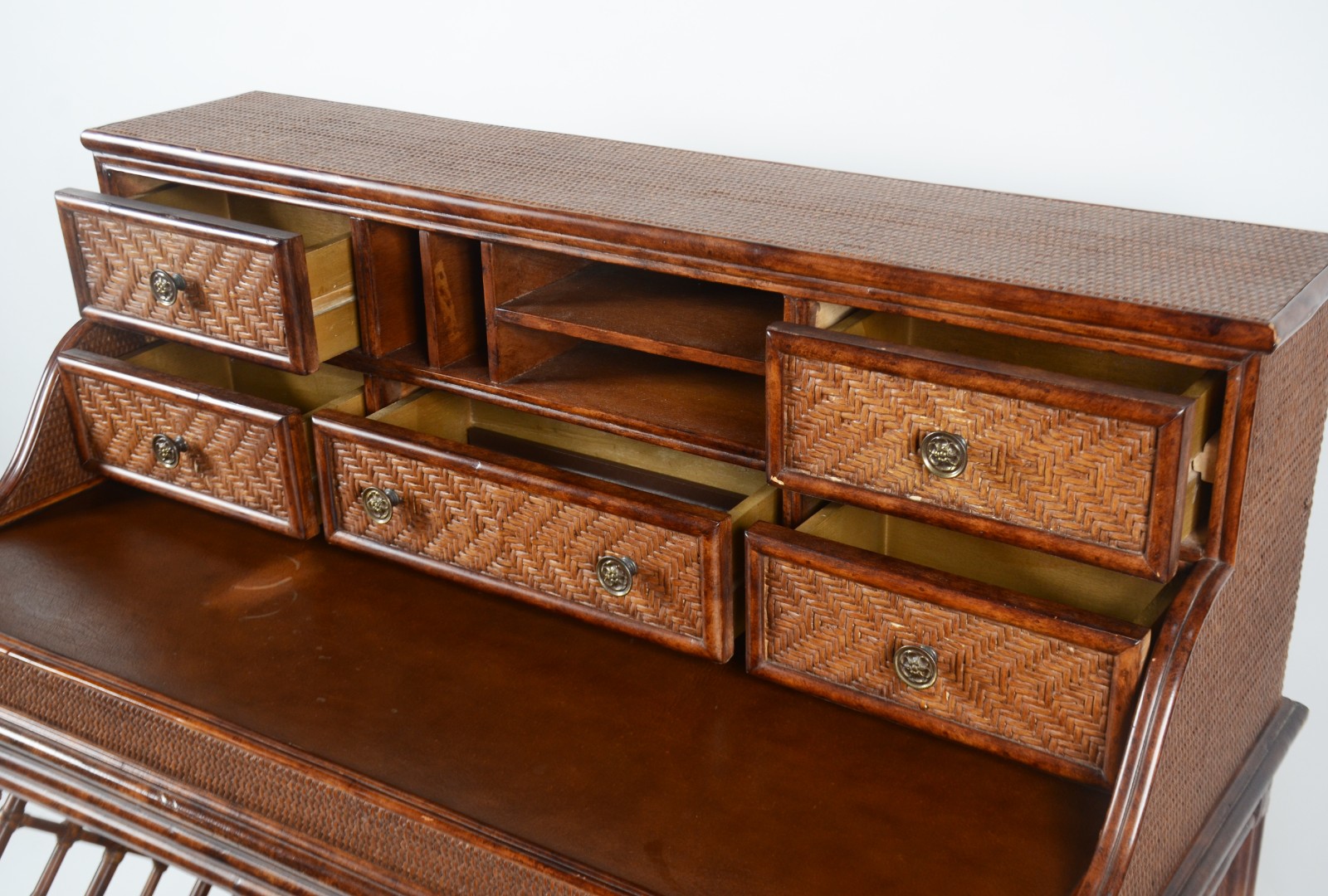 Mesa escrivaninha de madeira com rattan, alçada com 5 gavetinhas e... - foto 4 de 8