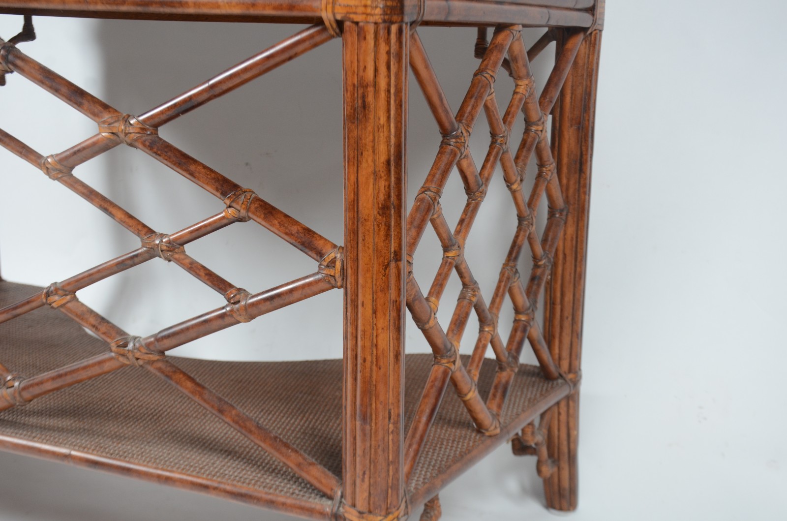 Mesa escrivaninha de madeira com rattan, alçada com 5 gavetinhas e... - foto 8 de 8