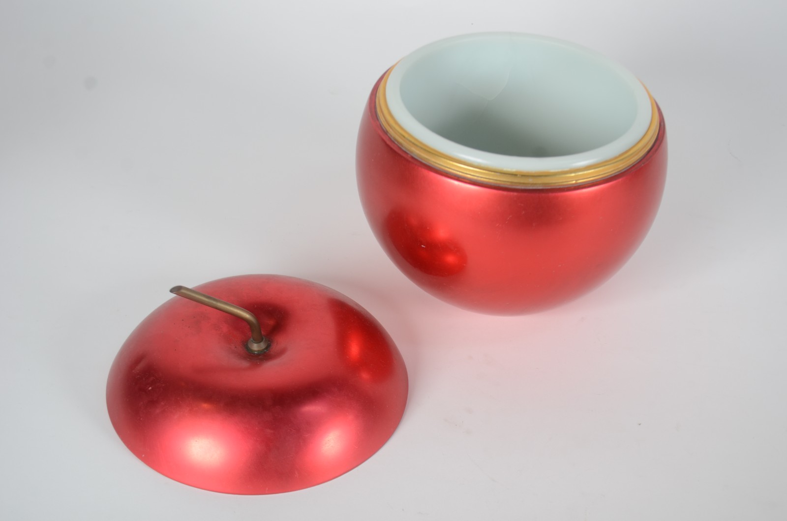 Balde para gelo feitio maçã de metal vermelho com interior de vidro... - foto 2 de 4