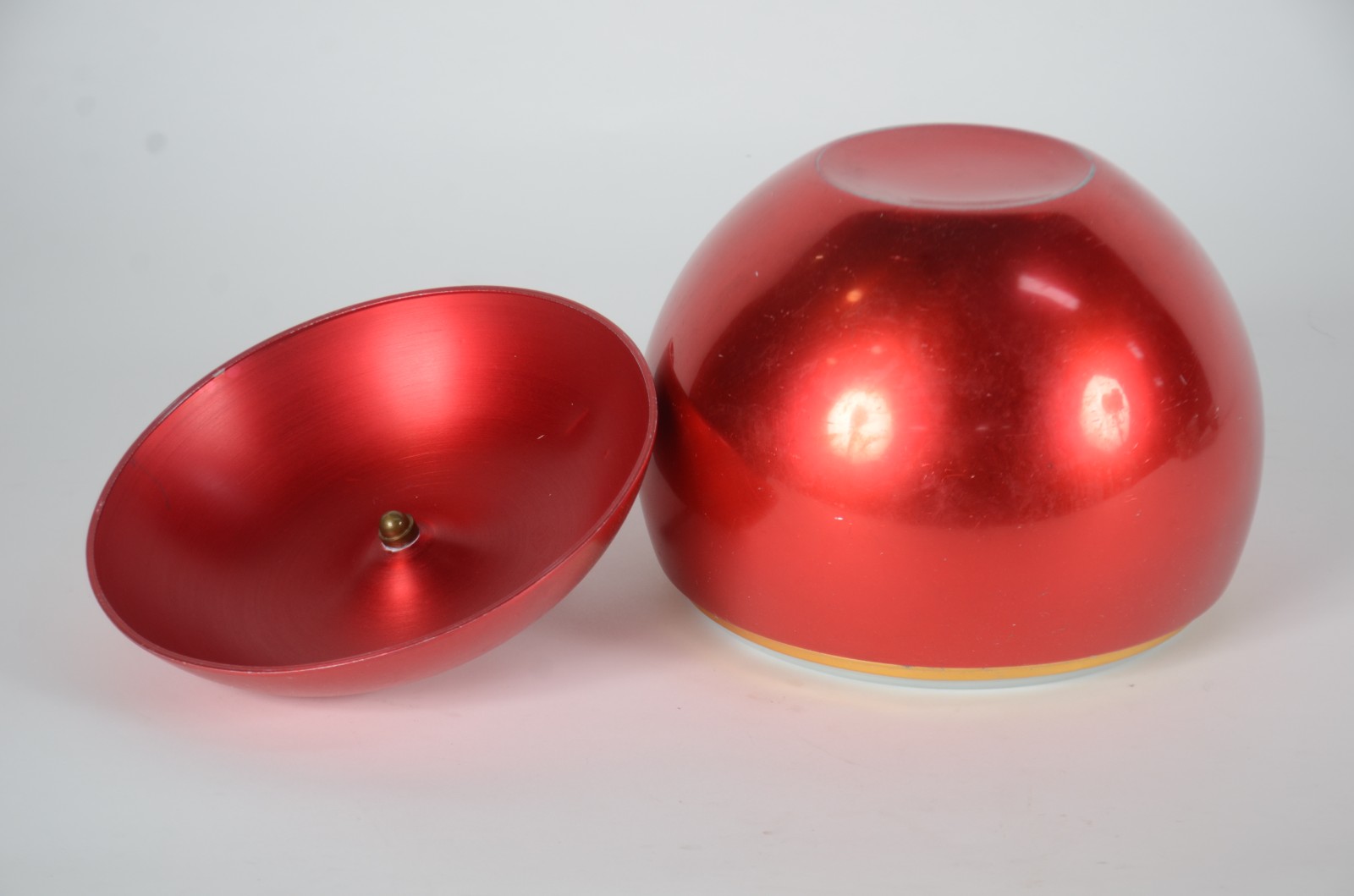 Balde para gelo feitio maçã de metal vermelho com interior de vidro... - foto 3 de 4
