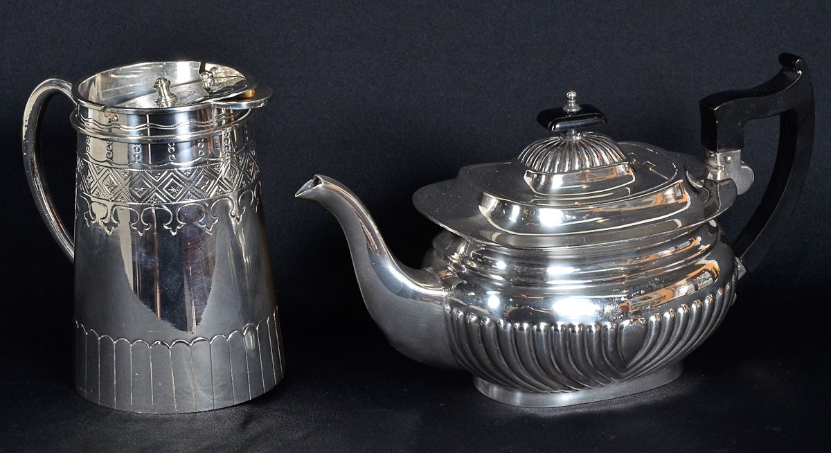 Dois bules de metal prateado ingles SHEFFIELD, alts. 14 e 15 cm.