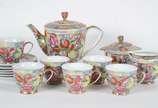 Serviço de chá de porcelana chinesa, decoração ... - Serviço de chá de porcelana chinesa, decoração floral em policromia, composto de: 6 xícaras de chá com pires, bule, açucareiro e leiteira. Total...