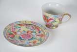 Serviço de chá de porcelana chinesa, decoração ... - Serviço de chá de porcelana chinesa, decoração floral em policromia, composto de: 6 xícaras de chá com pires, bule, açucareiro e leiteira. Total...