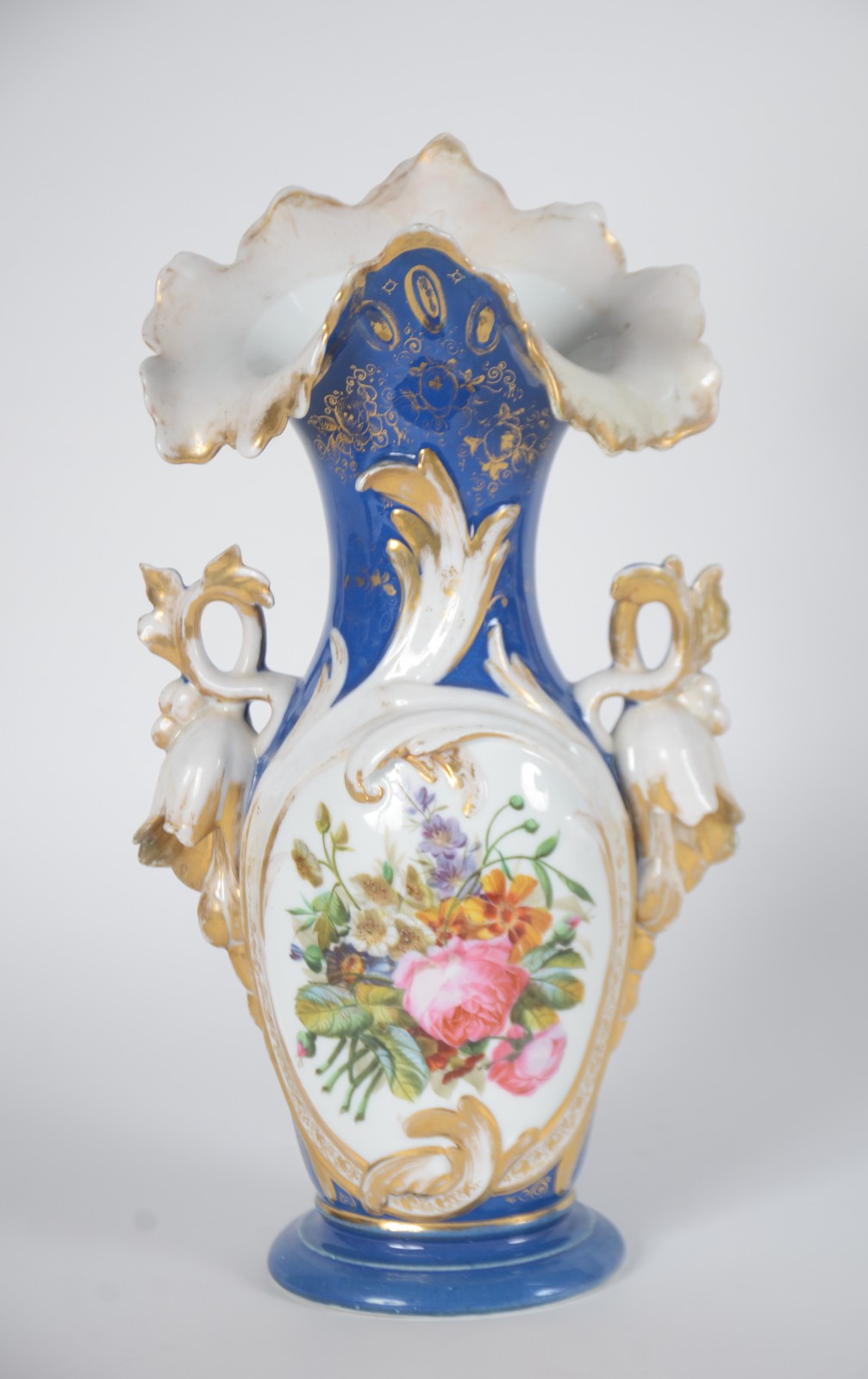 Jarra de porcelana Velho Paris, fundo azul com flores em policromia e... - foto 1 de 9