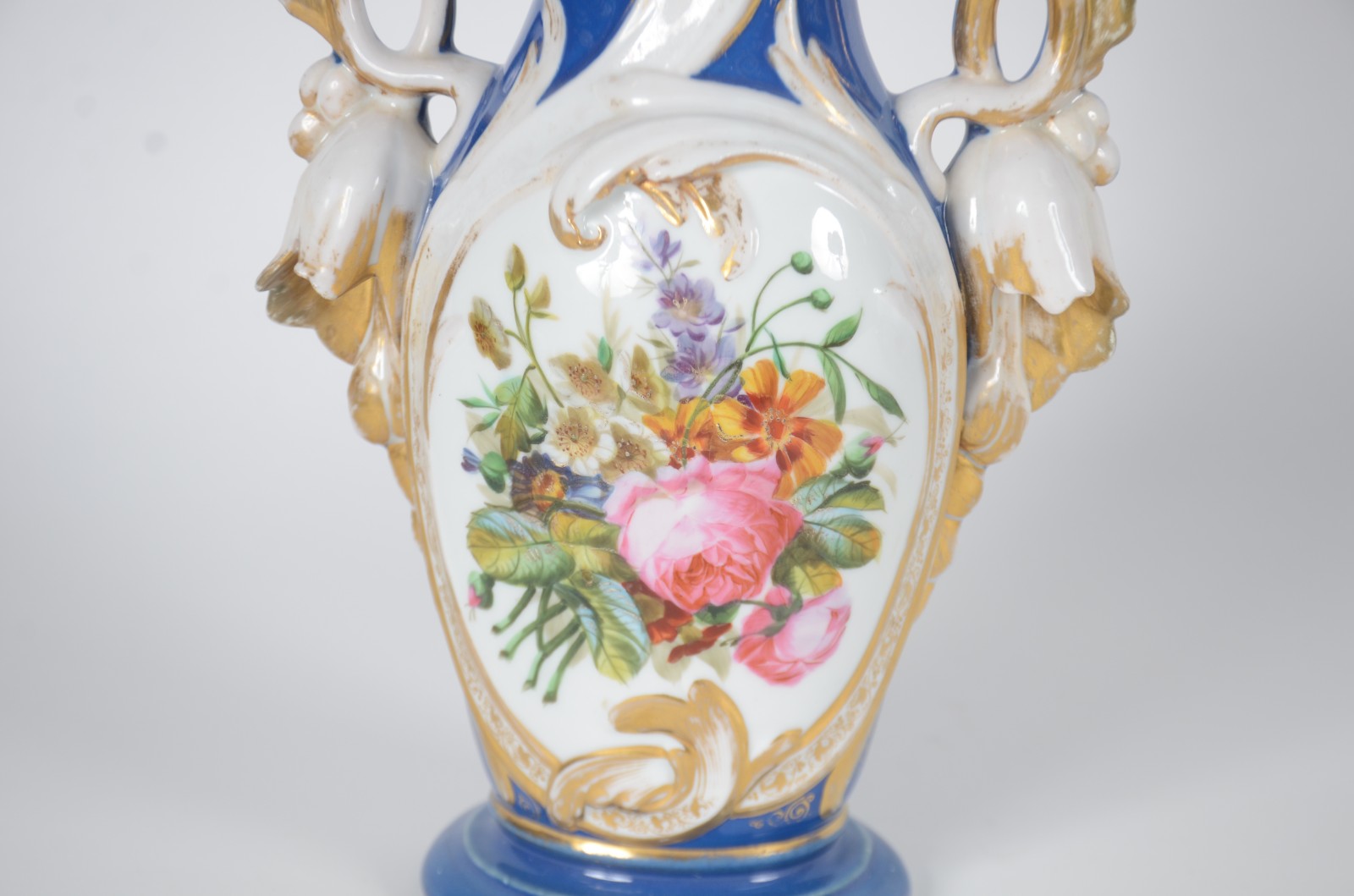Jarra de porcelana Velho Paris, fundo azul com flores em policromia e... - foto 2 de 9