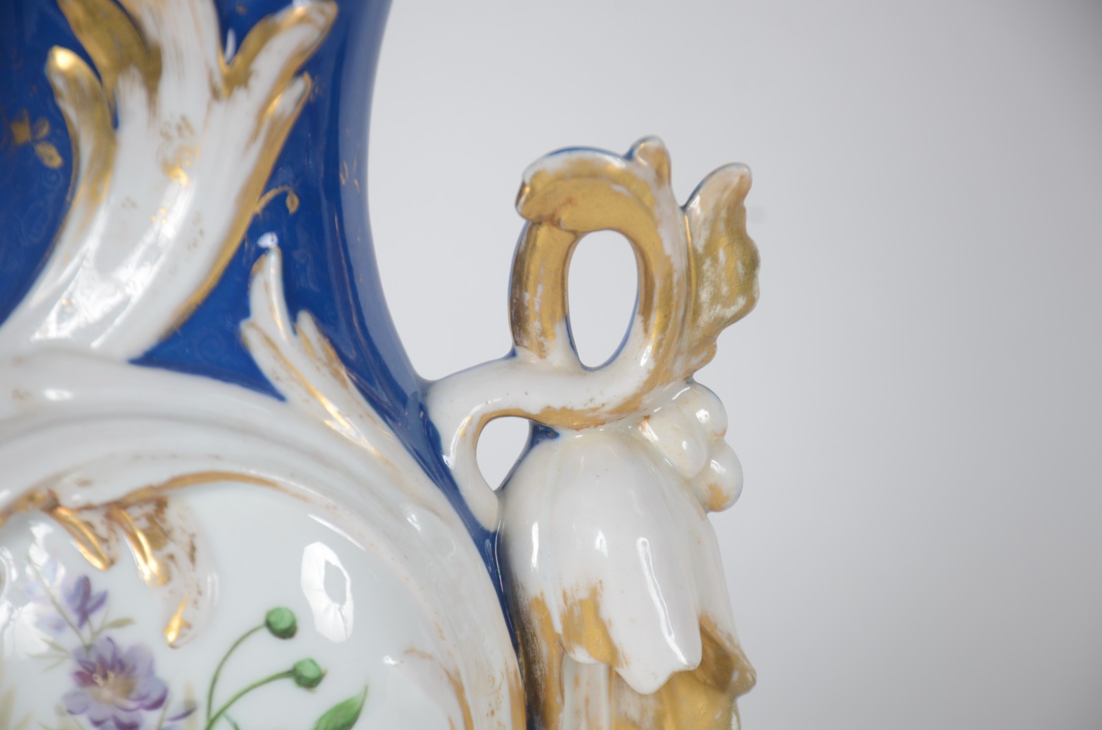 Jarra de porcelana Velho Paris, fundo azul com flores em policromia e... - foto 3 de 9