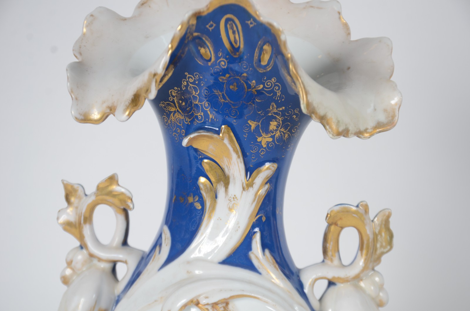 Jarra de porcelana Velho Paris, fundo azul com flores em policromia e... - foto 4 de 9
