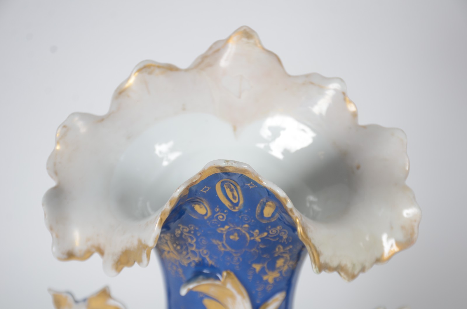 Jarra de porcelana Velho Paris, fundo azul com flores em policromia e... - foto 5 de 9