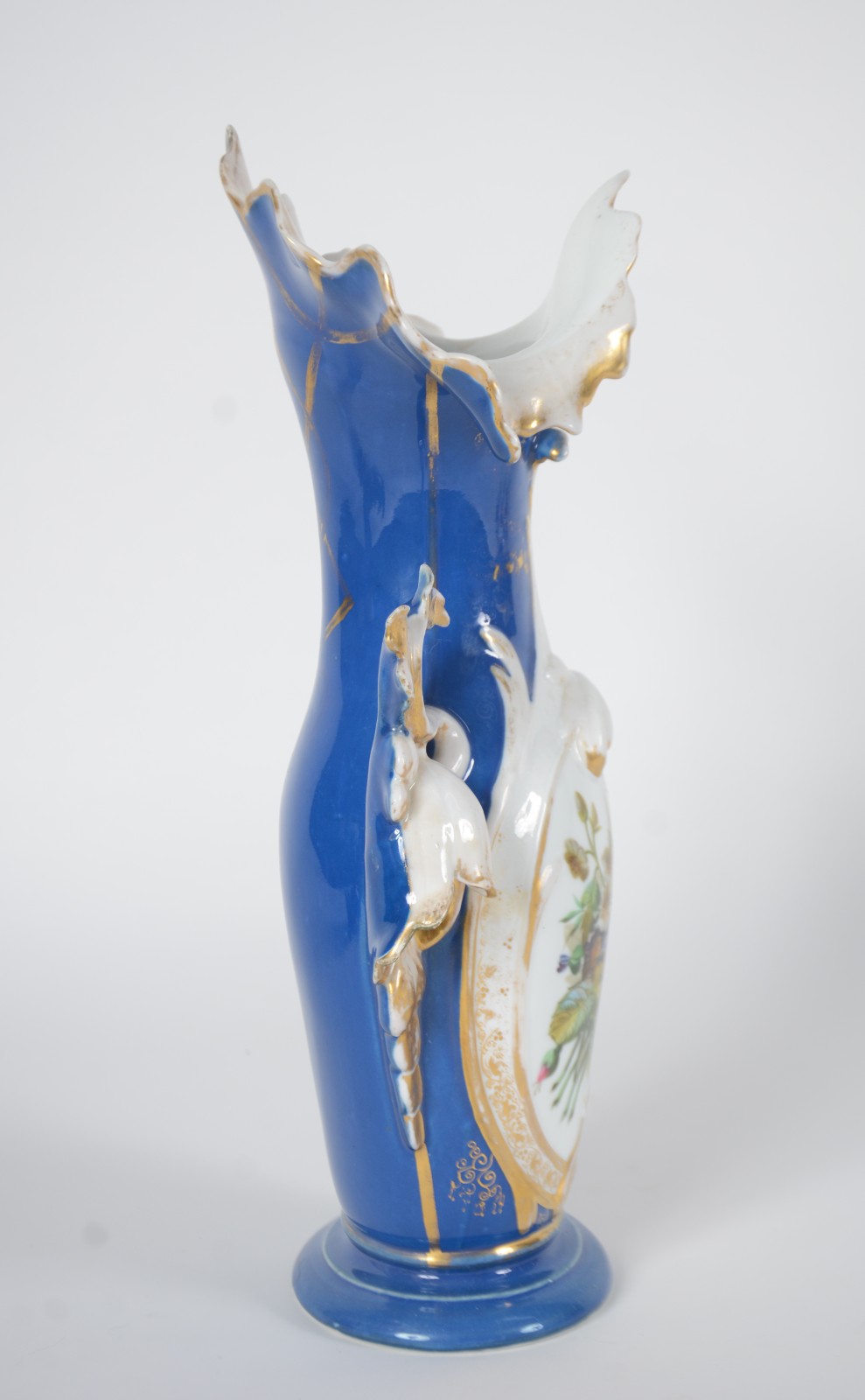 Jarra de porcelana Velho Paris, fundo azul com flores em policromia e... - foto 6 de 9