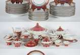 Aparelho de jantar, chá e café de porcelana Sch... - Aparelho de jantar, chá e café de porcelana Schmidt, borda vinho com realces dourados, composto de: 12 pratos rasos, 12 pratos fundos, 11 pratos...