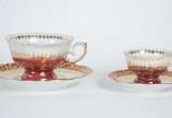 Aparelho de jantar, chá e café de porcelana Sch... - Aparelho de jantar, chá e café de porcelana Schmidt, borda vinho com realces dourados, composto de: 12 pratos rasos, 12 pratos fundos, 11 pratos...