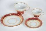 Aparelho de jantar, chá e café de porcelana Sch... - Aparelho de jantar, chá e café de porcelana Schmidt, borda vinho com realces dourados, composto de: 12 pratos rasos, 12 pratos fundos, 11 pratos...