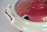 Aparelho de jantar, chá e café de porcelana Sch... - Aparelho de jantar, chá e café de porcelana Schmidt, borda vinho com realces dourados, composto de: 12 pratos rasos, 12 pratos fundos, 11 pratos...