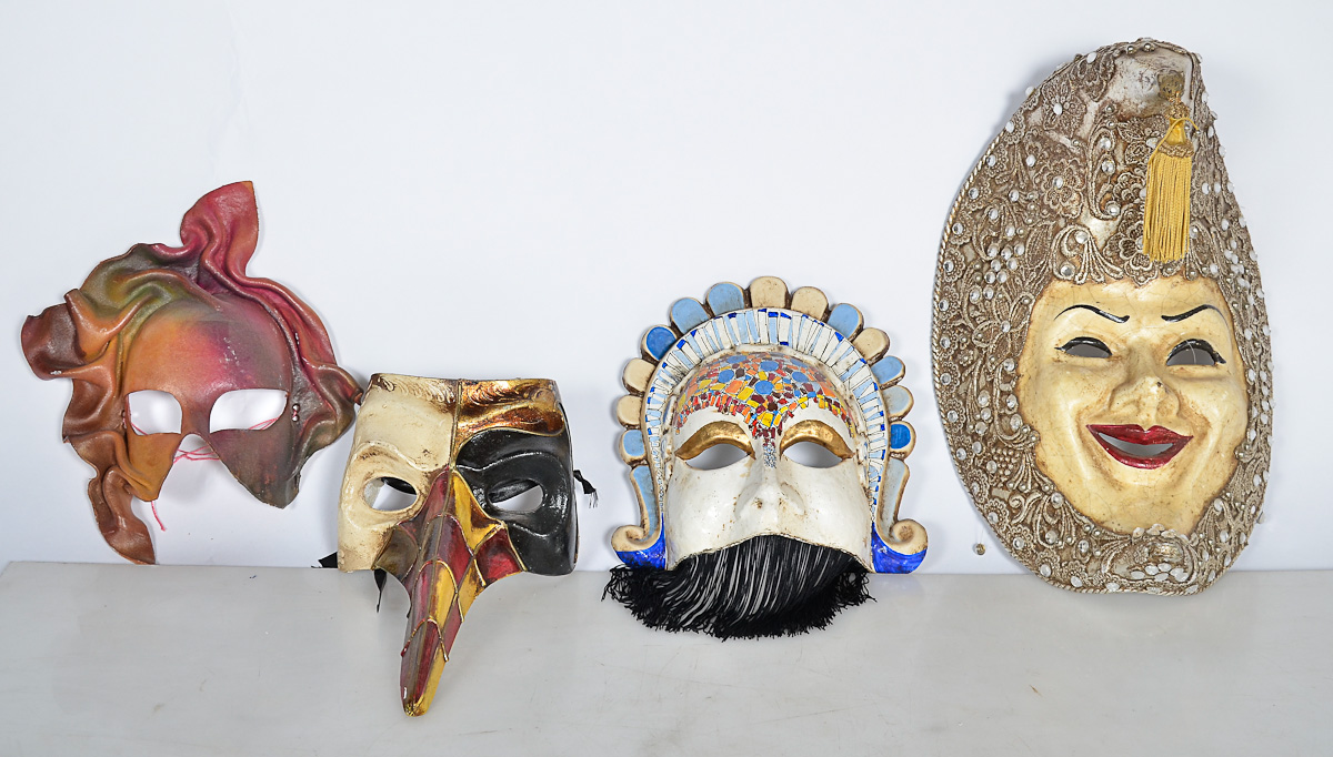 Conjunto com 4 máscaras carnavalescas italianas.