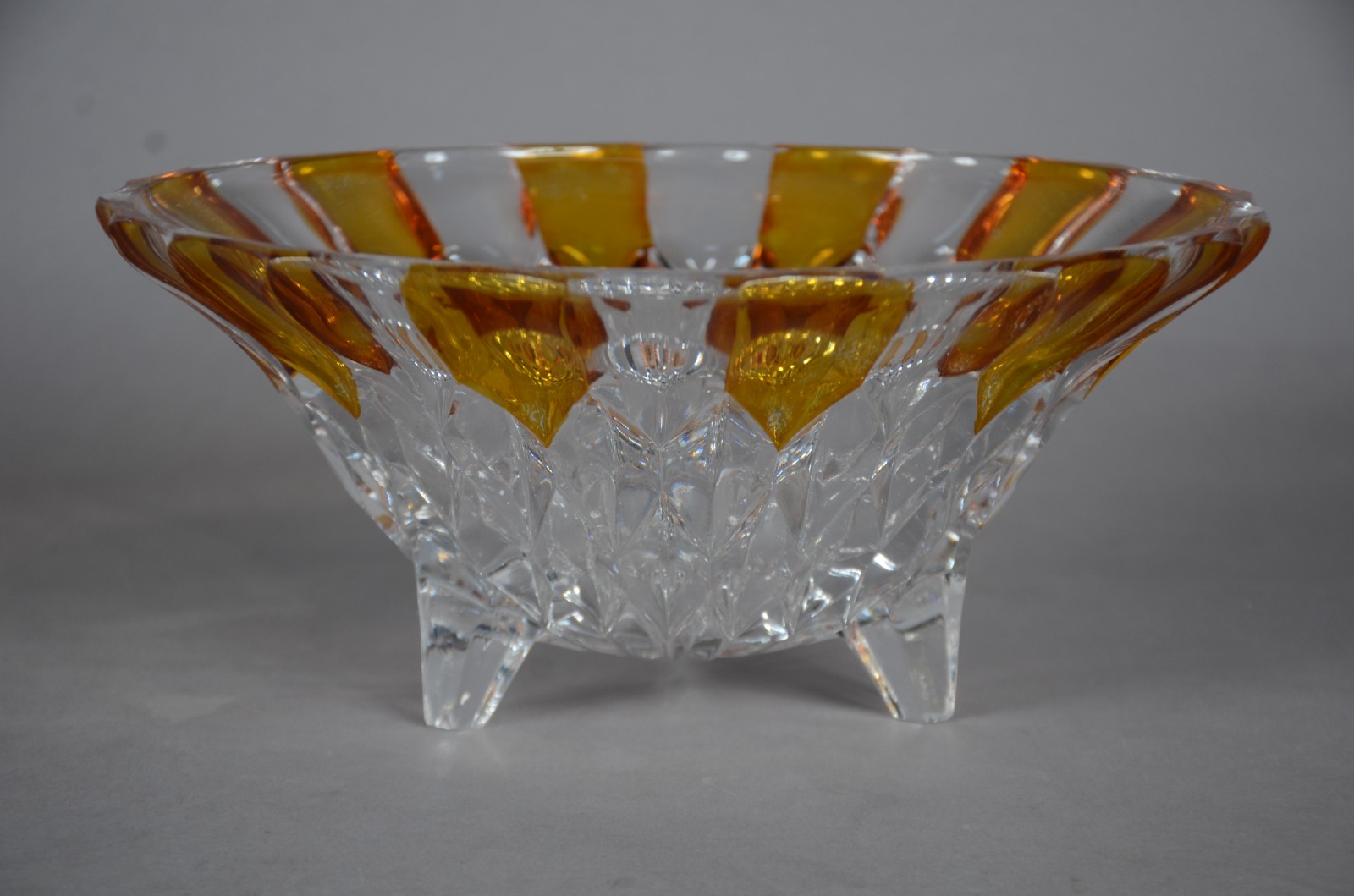 Conjunto com fruteira, bowl e 4 taças de cristal doublé âmbar. - foto 5 de 10