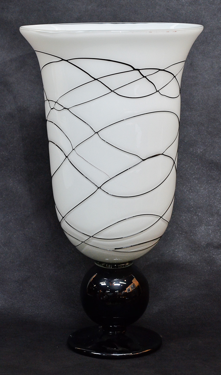 Vaso de murano branco com frisos pretos, alt. 50 cm.