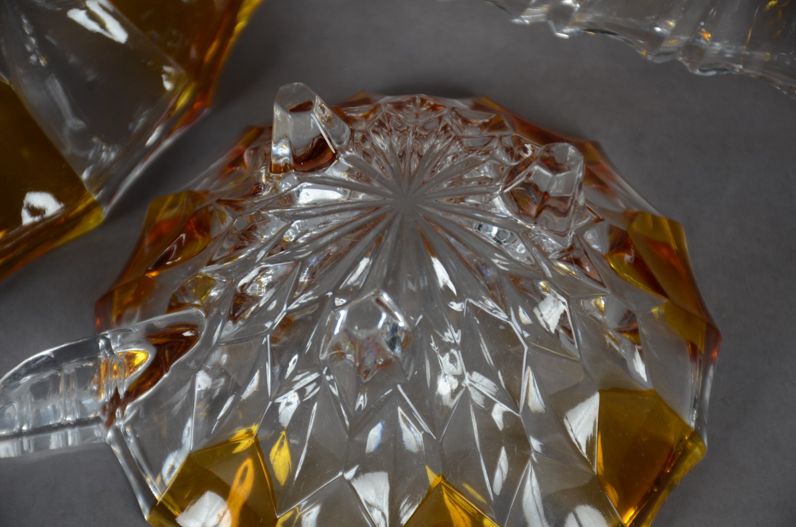 Conjunto com fruteira, bowl e 4 taças de cristal doublé âmbar. - foto 8 de 10