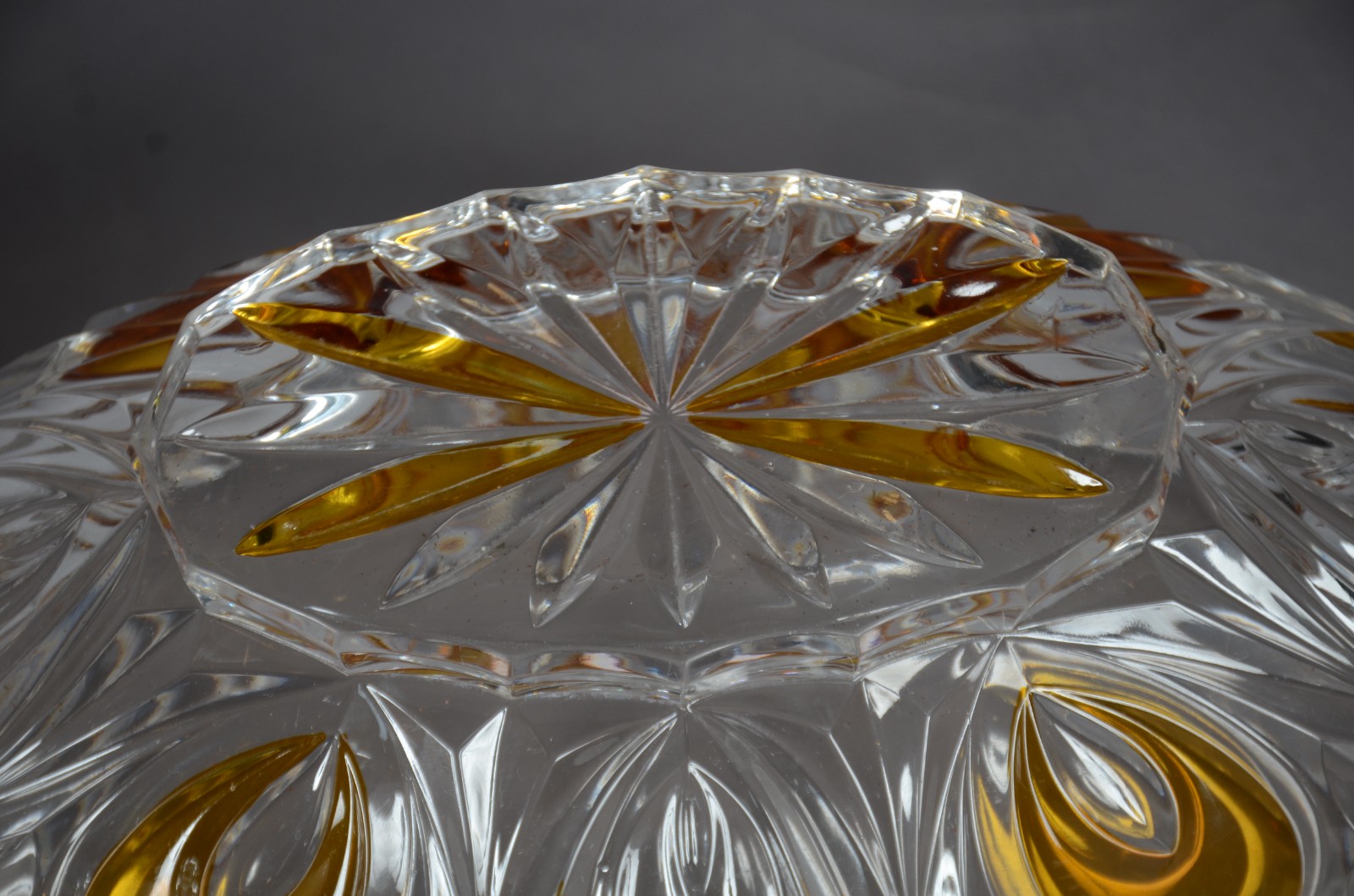 Conjunto com fruteira, bowl e 4 taças de cristal doublé âmbar. - foto 9 de 10