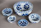 Serviço de jantar de cerâmica Monte Sião azul e... - Serviço de jantar de cerâmica Monte Sião azul e branca, composto de: Saladeira com 10 bowls, jarra, prato grande, 9 pratos de sobremesa, 4 pires...