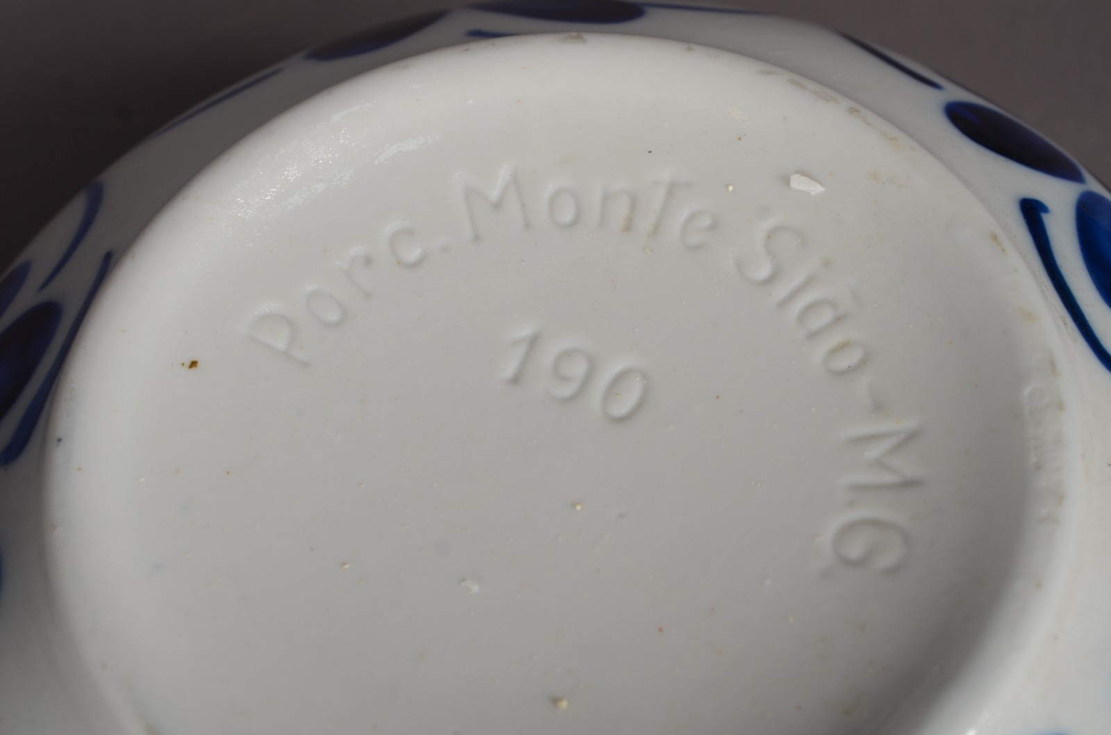 Serviço de jantar de cerâmica Monte Sião azul e branca, composto de... - foto 10 de 11