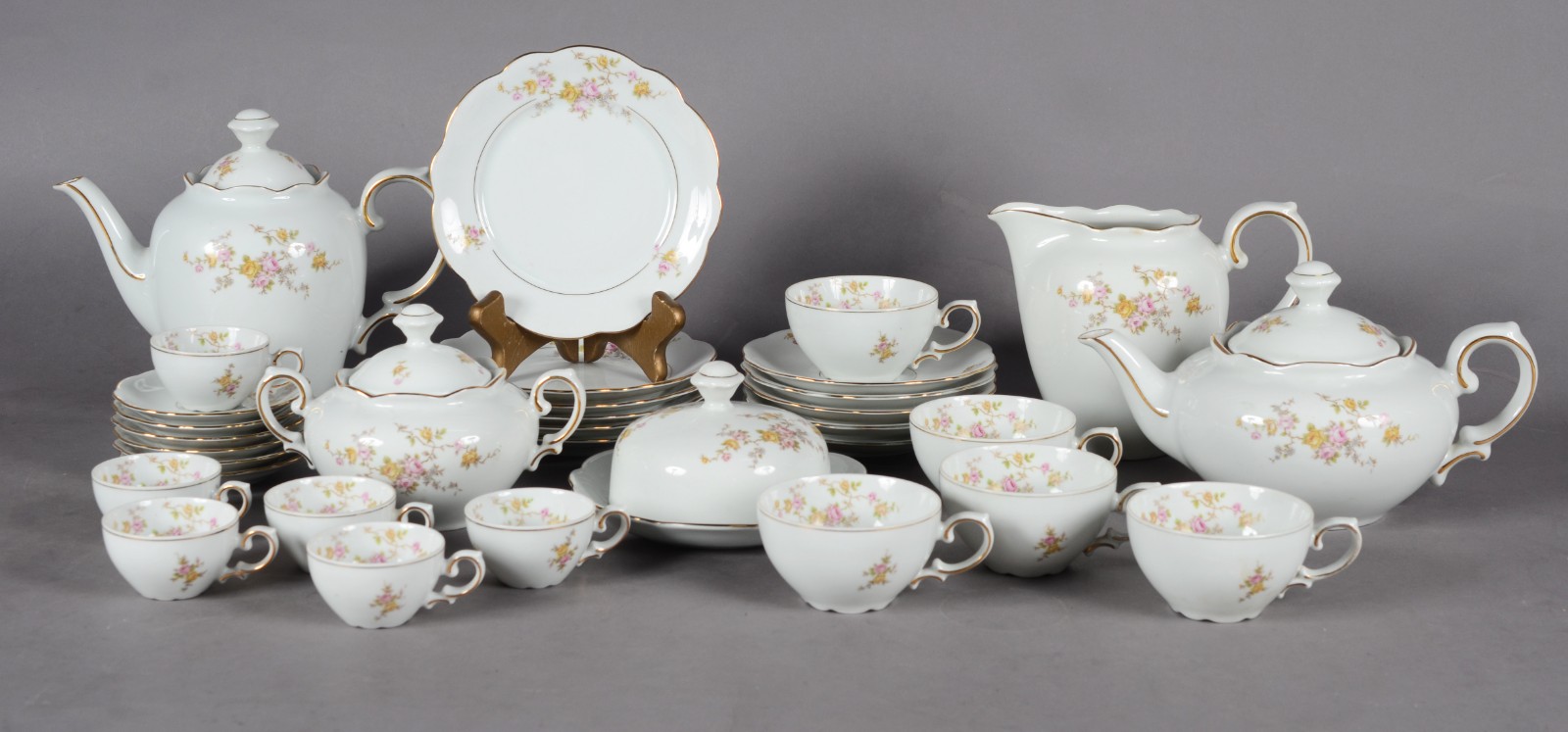 Serviço de chá e café de porcelana Renner, decoração floral em... - foto 1 de 8