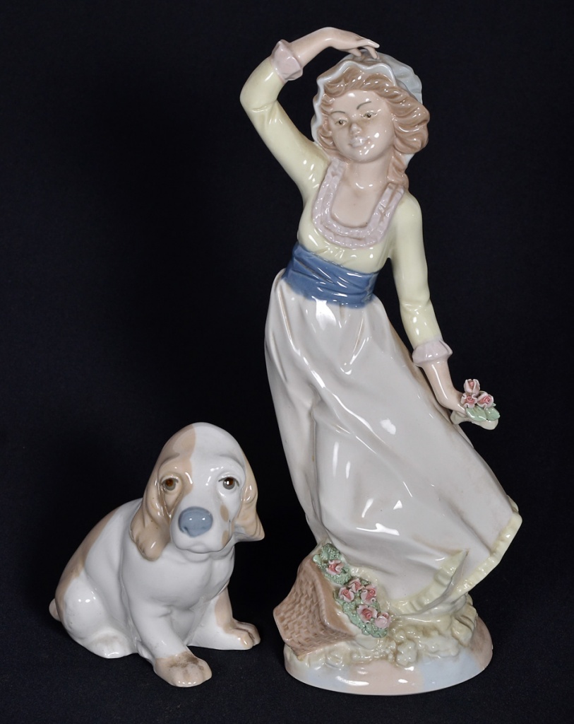 Duas estatuetas de porcelana europeia repres. Menina com flores...