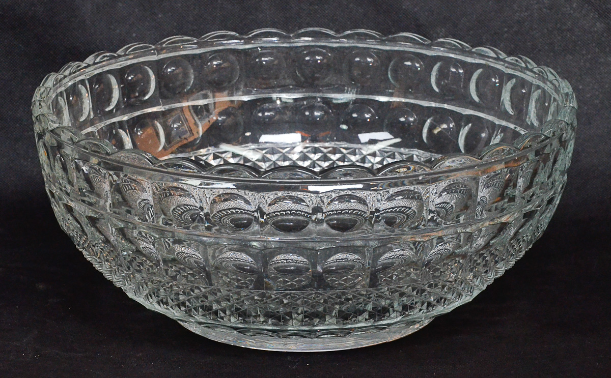 Bowl de cristal lapidado com esferas, borda em gomos. Diam. 34 cm...
