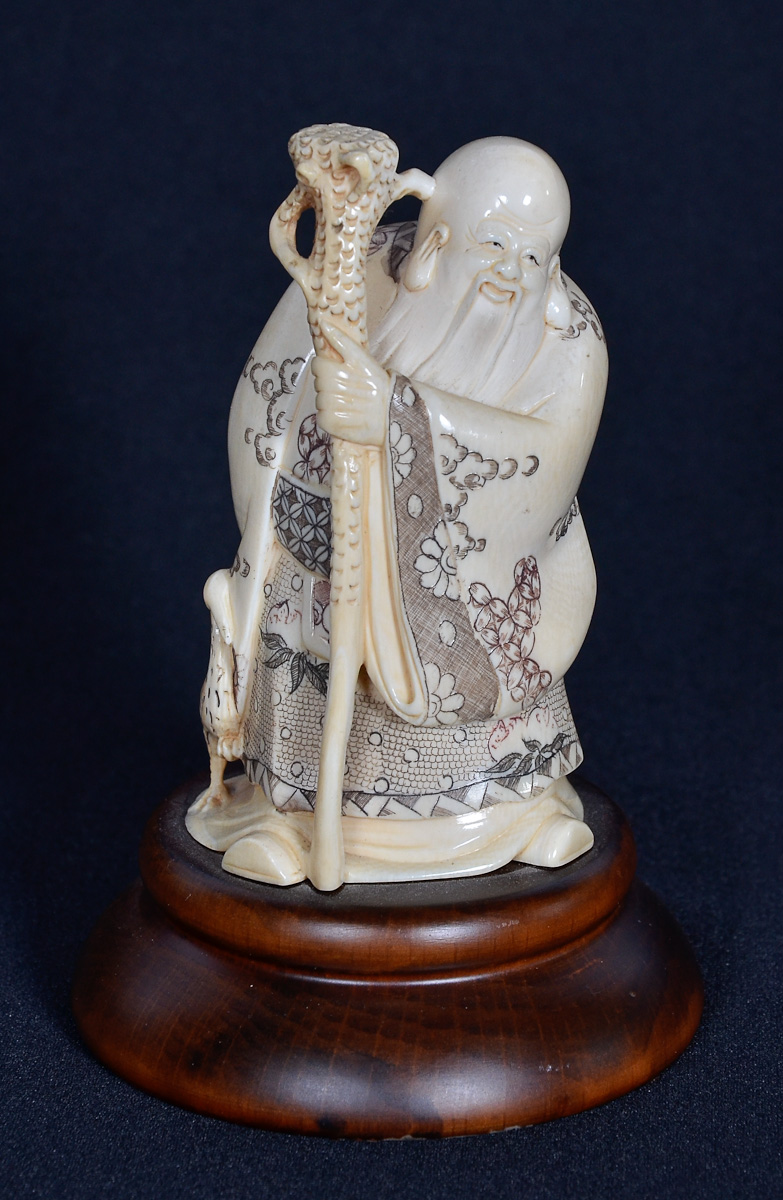 Estatueta de marfim repres. figura com cajado, base de madeira...
